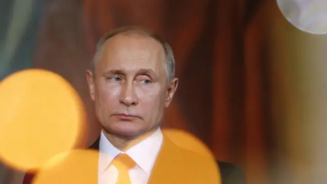 Ruski predsednik Vladimir Putin prisustvuje službi za pravoslavni Uskrs u Hramu Hrista spasitelja u Moskvi, 8. april 2018.