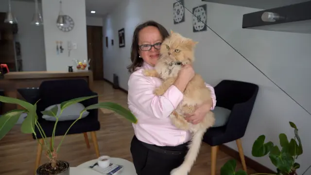 Paola con un gato en las manos. 