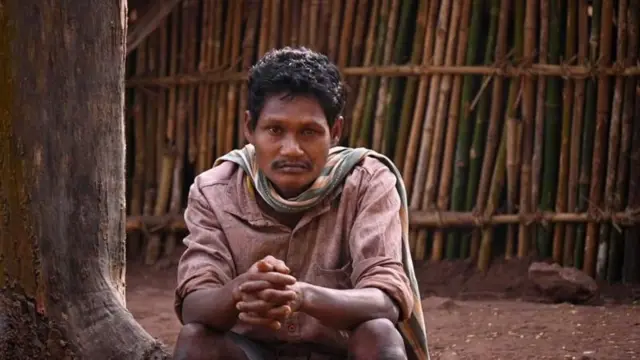 "குறிப்பாக ரெட்டையாவும், அவரது மகனும் பொதுமக்களுக்கு முன்னால் வர விரும்புவதில்லை. நாங்கள் அவர்களைப் பார்க்கச் செல்லும்போது, அவர்கள் எங்களிடம் சிக்காமல் காட்டுக்குள் சென்று ஒளிந்து கொள்கிறார்கள். இருப்பினும், அவர்களைச் சமாதானப்படுத்தி கீழே கொண்டு வர நாங்கள் தொடர்ந்து முயற்சிப்போம்," என்றனர்.