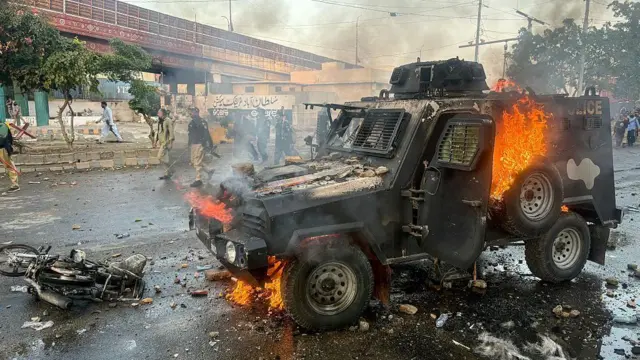 کراچی، علی خامنہ ای کی ہلاکت کے خلاف احتجاج کے دوران مظاہرین نے پولیس کی بکتر بند گاڑی جلا دی