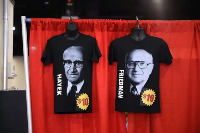 Camisas com os rostosblaze apostas bônusFriedrich Hayek e Milton Friedman