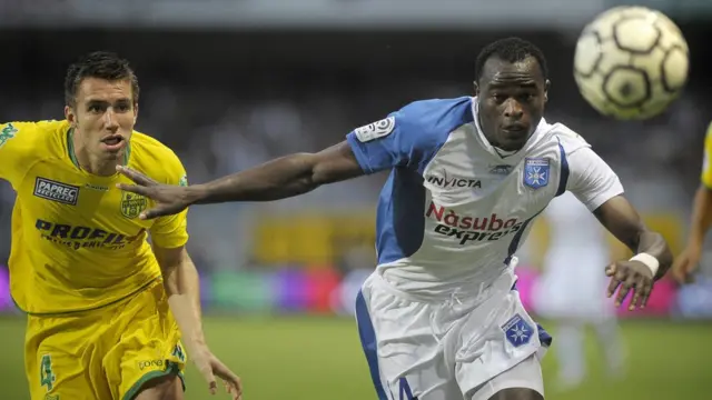 Auxerre's forward Dennis Oliech (R) vies with Nantes' defender Kevin Das Neves (L) during their French L1 football match, on August 9, 2008 in Auxerre. AFP PHOTO / JEFF PACHOUD (Photo credit should read JEFF PACHOUD/AFP/Getty Images)