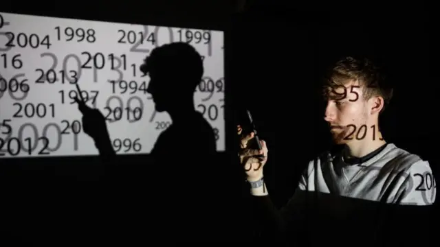 Човек са теелфоном у руци