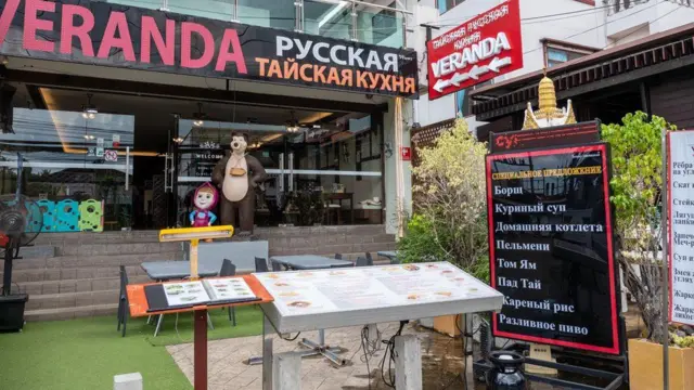 Giống như nhiều nhà hàng ở Phuket, Veranda có bảng hiệu bằng tiếng Nga