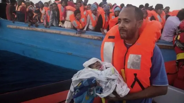 لاجئين في عرض البحر