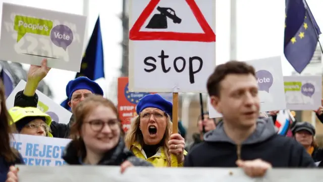 AB'de kalınmasından yana olanlar ikinci bir referandum düzenlenmesi çağrısı yapıyor.