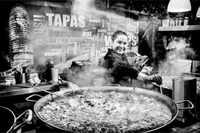 पाएला बनाने की तस्वीर