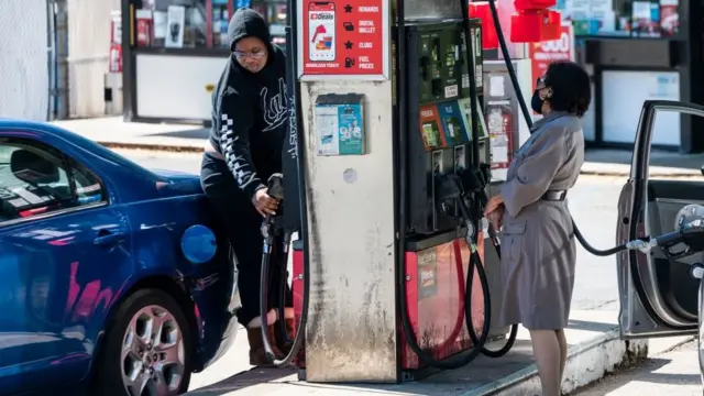 Personas repostando combustible en Estados Unidos.