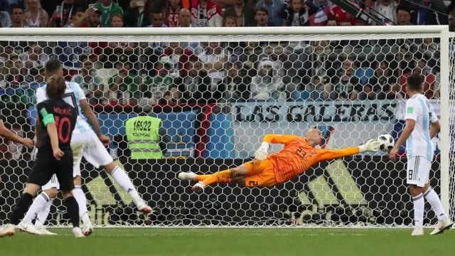 قوسی که مودریچ به شوت داد، دروازه‌بان آرژانتین را به واکنش با تاخیر واداشت