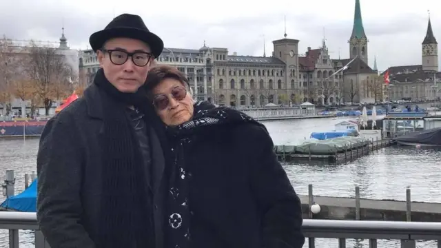 傅达仁在瑞士与儿子合影。