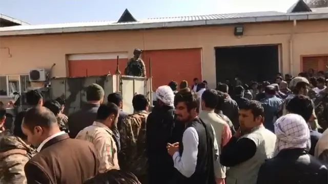 د روغتون مخ ته د قربانیانو خپلوان د مړو ترلاسولو ته منتظر دي.