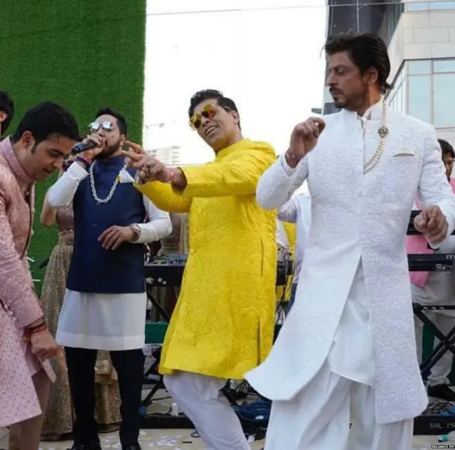 वरातीत नाचताना करण जोहर, शाहरुख खान, गाताना मिका सिंग