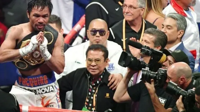 Manny Pacquiao adalah orang Asia pertama yang menjadi juara tinju profesional di delapan kelas berbeda