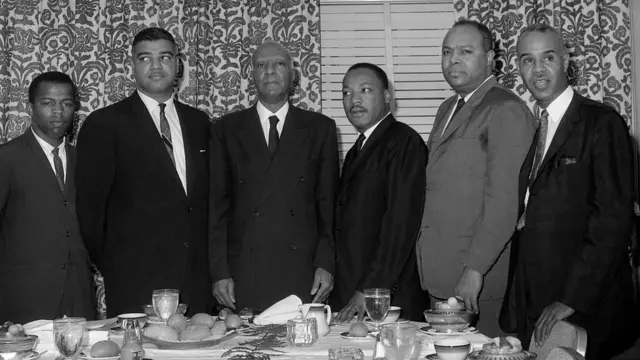 John Lewis aparece en una foto retratado junto a Martin Luther King y otros activistas por los derechos civiles de los afroestadounidenses en la década de los 60.