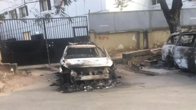 Ụgbọala a gbara ọkụ n'okirikiri ụlọọrụ ndị uweojii n'Owerri