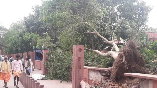 यूपी में तूफ़ान