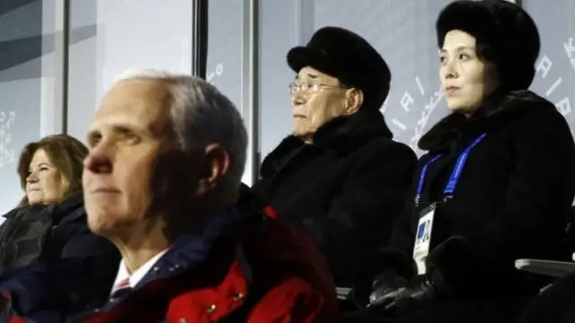 Ông Mike Pence ngồi ngay đằng trước đoàn đại biểu Bắc Hàn tại lễ khai mạc Thế vận hội
