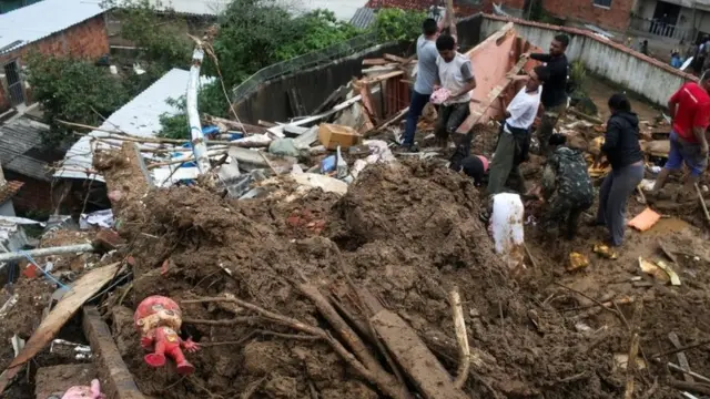 Gente buscando a sobrevivientes en Petrópolis