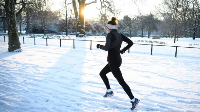 При серьезной физической нагрузке телу не требуется дополнительной одежды, чтобы сохранять тепло