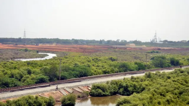 కాకినాడలోని ఈ భూములు దశాబ్దాలుగా పోర్టు ఆధీనంలోనే ఉన్నాయి.