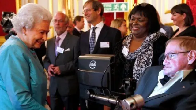 Stephen Hawking, Ratu Elizabeth