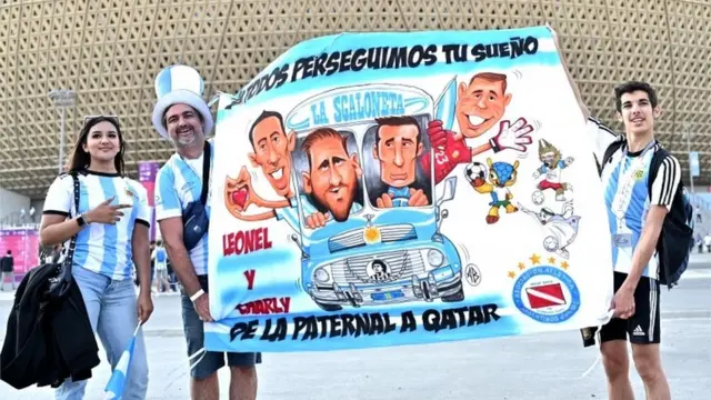 Hinchas sostienen un cartel de la "Scaloneta"