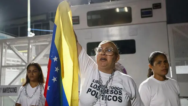Evelis Cano, madre del detenido Jack Tantak Cano, grita consignas durante una manifestación para exigir la liberación de los presos políticos frente a la cárcel de la Zona 7 de la Policía Nacional Bolivariana (PNB) en Caracas el 30 de enero de 2026.