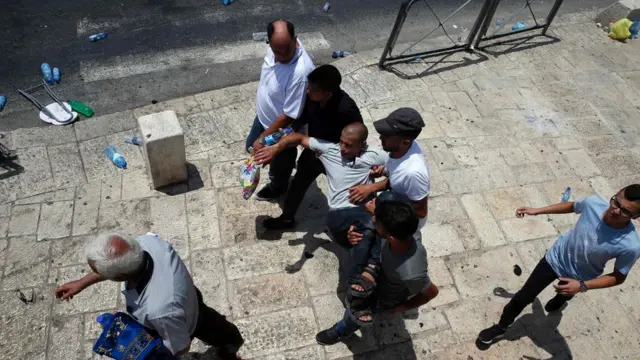 الاحتفال بإزالة البوابات الإلكترونية