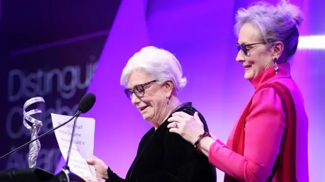 Ann Roth, vestuarista de cine, junto a Meryl Streep durante un evento en 2017.