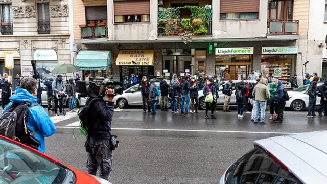 Dad kala duwan iyo daraasiin ka socotay warbaahinta ayaa Silvia Romano ku sugayay gurigeeda hortiisa ee magaalada Mlan. Sii deynteeda iyo xaqiiqda ah inay islaamtay ayaa soo jiidatay warbaahinta dalka Taliyaaniga.