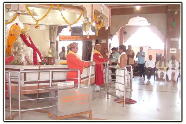 साईबाबा जन्मस्थळ मंदिर पाथरीला रामनाथ कोविंद यांनी भेट दिली होती.