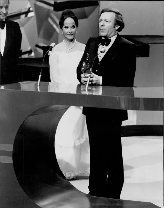 Merle Oberon avec l'animateur de télévision Mike Walsh en 1978.