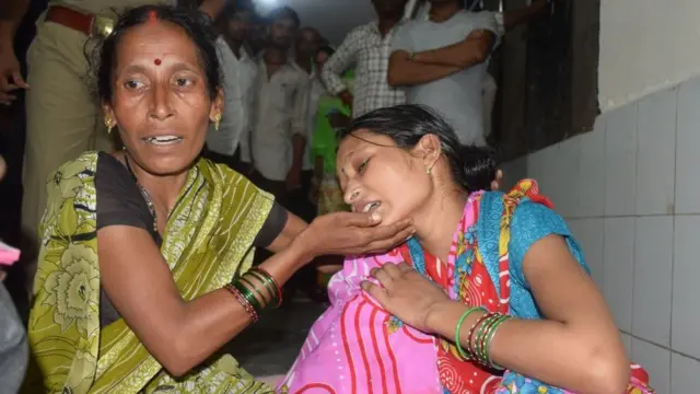 बिलखते परिजन