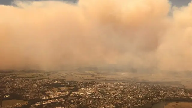 توده عظیم دود نارنجی ناشی از آتش سوزی در آسمان سیدنی و اطراف
