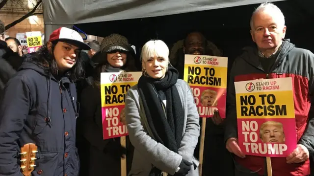 莉莉·艾伦（前排中立女士）加入了周五在美国大使馆外的示威