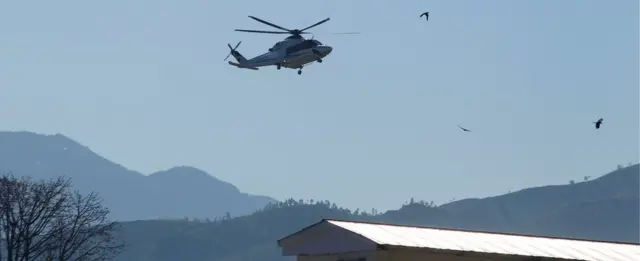 ถนนสายต่าง ๆ ถูกปิด ขณะที่มาลาลา ซูซาฟไซ เดินทางมาถึงเมืองบ้านเกิดของเธอในปากีสถานเป็นครั้งแรกนับตั้งแต่ถูกยิงโดยสมาชิกกลุ่มติดอาวุธตาลีบัน