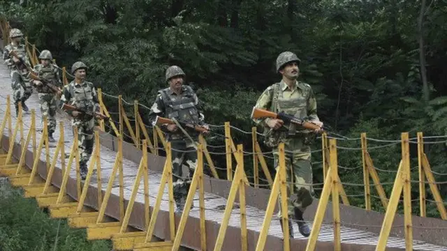 जम्मू कश्मीर में तैनात सुरक्षा बलों के जवान.