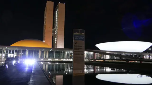 Prédios do Congresso Nacional iluminados à noite