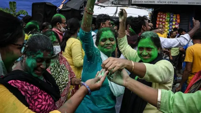 মমতা ব্যানার্জির বিজয়ে ভবানীপুরে সমর্থকদের উল্লাস