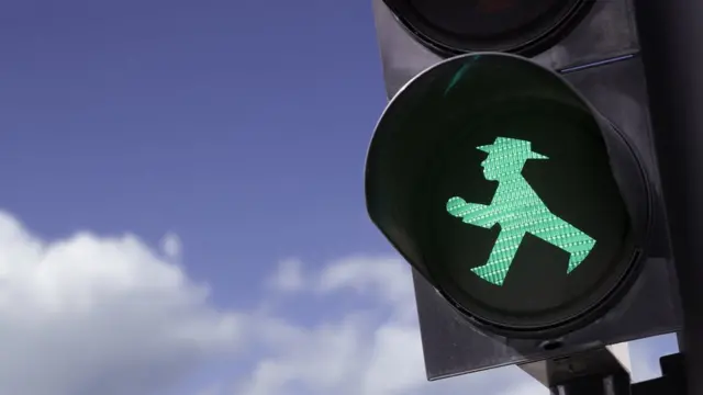 Señal de caminar en semáforo