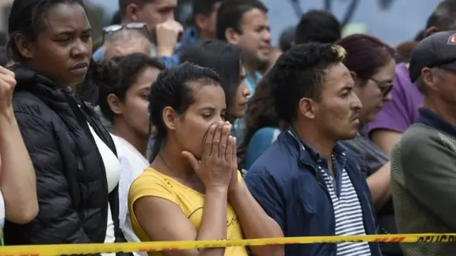 Personas aguardan en el lugar de la investigación