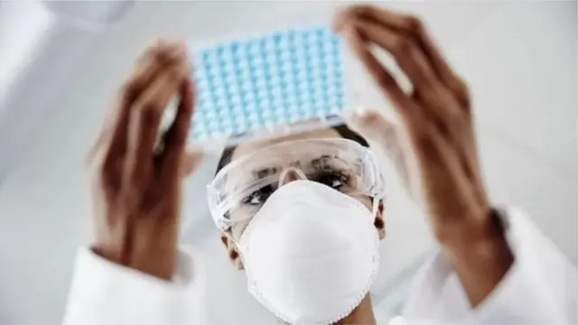 કેટલાક લોકો દાવો કરી રહ્યા છે કે ઓમિક્રૉન વૅરિયન્ટ ડેલ્ટા કરતાં વધારે જોખમી છે, તો કેટલાકનો દાવો છે કે આ ઓછો ઘાતકી છે.