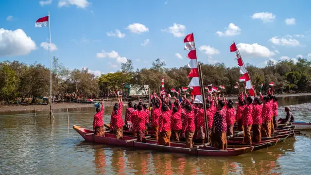 Upacara dilakukan dengan menggunakan bahasa Jawa dan mengenakan pakaian adat Bonokeling, yang sebagian besar berprofesi sebagai nelayan.
