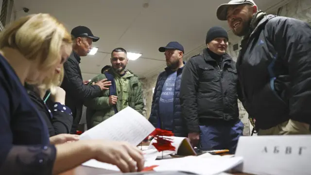 Россия, Новосибирск. Мужчины в пункте предварительного сбора граждан №5 военного комиссариата Кировского и Ленинского районов