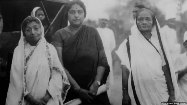 कस्तुरबा गांधी आश्रमातील महिलांसोबत.