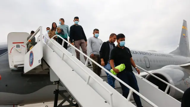 कोलंबिया के नागरिक विमान से उतरते हुए