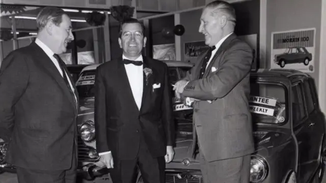 السير جاك (في الوسط) يفتتح معرض بيتشي للسيارات في إيست هام بلندن.