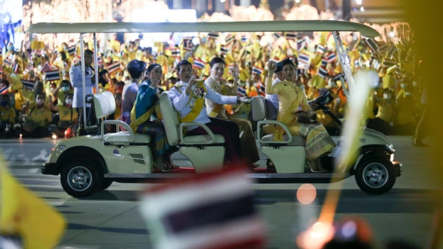ในหลวงทรงเป็นประธานจุดเทียน 5 ธันวา ขอพระบารมี ร.9 คุ้มครอง