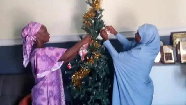 Obinrin meji n se igi Keresimesi ni ọsọ