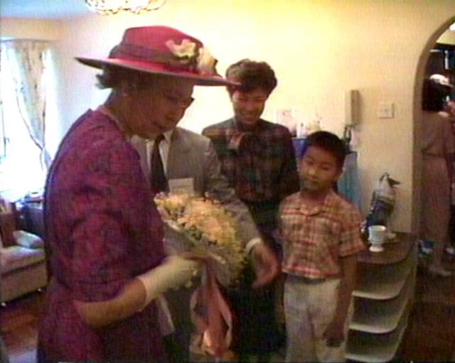 英女王伊丽莎白二世（左）访问香港新界沙田隆亨邨探望普通家庭（22/10/1986）